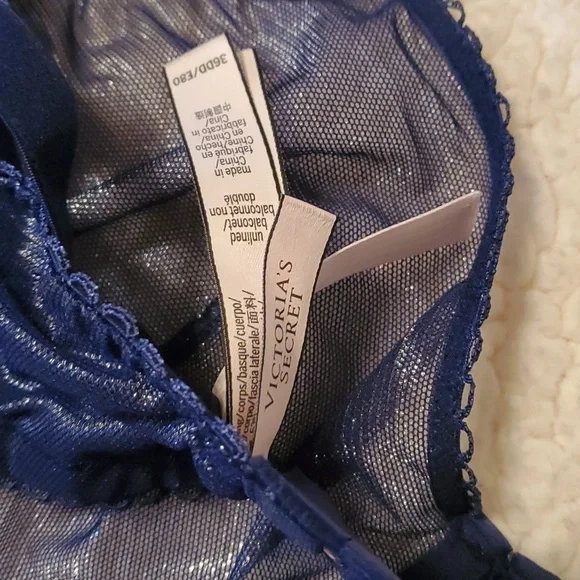 Sheer and shiny, under wire design, barely worn - Picture 4 of 4